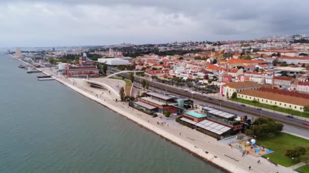 Widok z lotu ptaka na promenadę Tagus nad rzeką Tejo w Lizbonie — Wideo stockowe