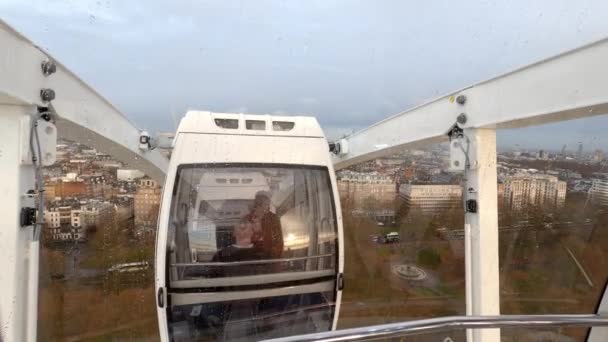 Vue grand angle d'une grande roue à la foire - LONDRES, ANGLETERRE - 10 DÉCEMBRE 2019 — Video