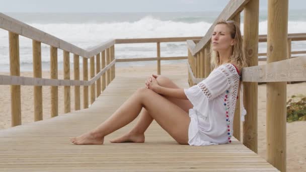 Mujer joven y sexy en la playa - vacaciones de verano — Vídeos de Stock