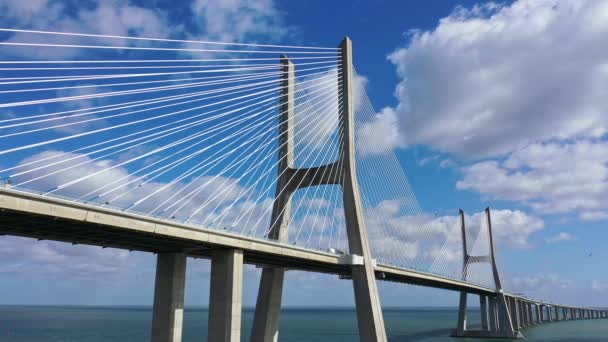 Мост Васко да Гама в Лиссабоне - знаменитая достопримечательность города - город Лиссабона, Португал - 5 ноября 2019 года — стоковое видео