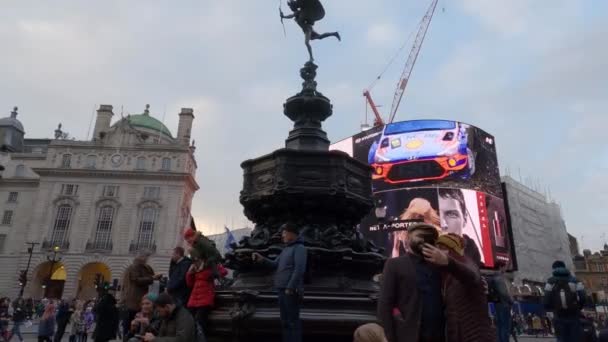 Híres Piccadilly Circus Londonban - London, Anglia - 2019. december 10. — Stock videók