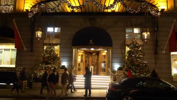 Entrada del famoso Ritz Hotel en Londres - LONDRES, INGLATERRA - 11 DE DICIEMBRE DE 2019 — Vídeos de Stock