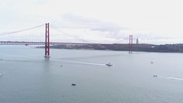 Flygfoto över berömda 25:e april bron vid floden Tejo i Lissabon — Stockvideo