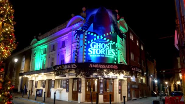 Embaixadores teatro Londres mostra histórias de fantasmas - LONDRES, ENGLÂNDIA - DEZEMBRO 11, 2019 — Vídeo de Stock