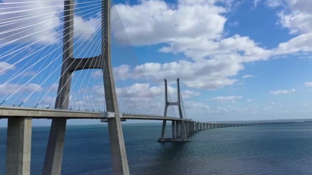 Lizbon 'daki Vasco Da Gama Köprüsü üzerindeki hava manzarası - Lizbon Şehri, Portekiz - 5 Kasım 2019 — Stok video