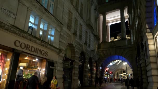 Luchtstraat bij Piccadilly circus in Londen - Londen, Engeland - 11 december 2019 — Stockvideo