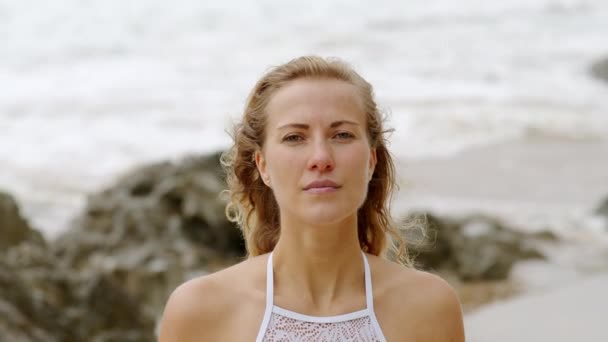 Un hermoso día en la playa - maravilloso lugar para relajarse — Vídeo de stock