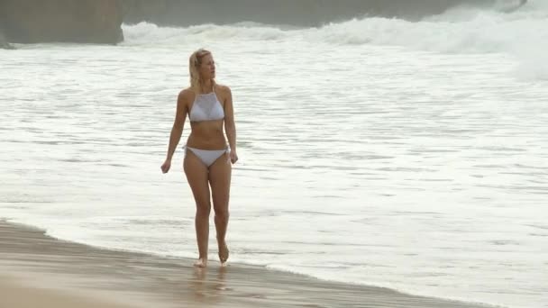 Прогулка по песчаному пляжу на Океане - молодая женщина в летнем отпуске — стоковое видео