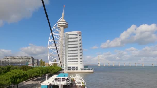 Vasco da Gama Tower och Myriad Hotel vid Nationernas park i Lissabon - Lissabons stad, Portugal - 5 november 2019 — Stockvideo