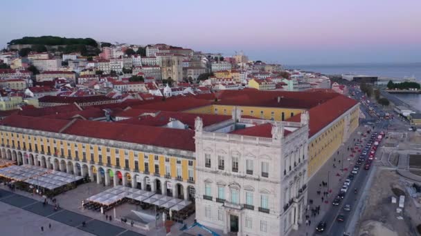 Place du Commerce à Lisbonne appelée Praca do Comercio - la place centrale du marché le soir - vue aérienne — Video