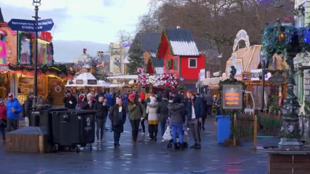 Winter Wonderland Christmas Fair w Londynie Hyde Park - Londyn, Anglia - 11 grudnia 2019 — Wideo stockowe