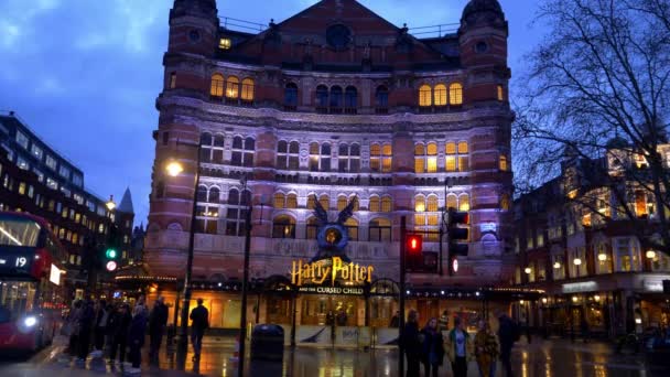 Harry Potter musical in het paleistheater in Londen - Londen, Engeland - 11 december 2019 — Stockvideo