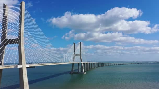 Vista aérea sobre a Ponte Vasco Da Gama em Lisboa — Vídeo de Stock