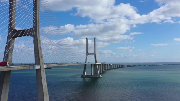 Architecture impressionnante du pont Vasco da Gama à Lisbonne - VILLE DE LISBONNE, PORTUGAL - 5 NOVEMBRE 2019 — Video