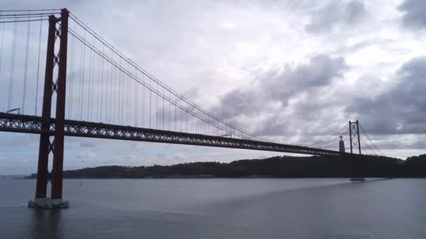 里斯本Tejo河4月25日著名大桥的空中景观 — 图库视频影像