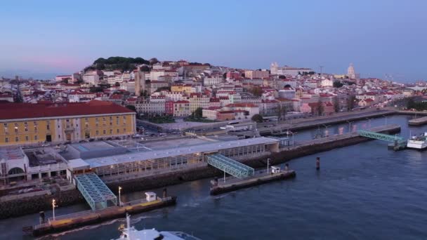 Commerce Square v Lisabonu s názvem Praca do Comercio - centrální trh náměstí ve večerních hodinách - letecký pohled — Stock video