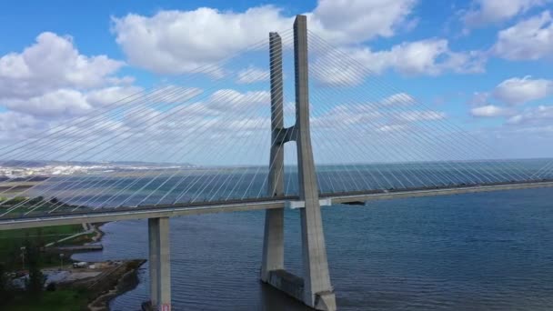 Légi kilátás a Vasco Da Gama hídra Lisszabonban — Stock videók