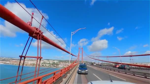 Conduzir sobre a famosa Ponte 25 de Abril em Lisboa também chamada Ponte Salazar - CIDADE DE LISBOA, PORTUGAL - NOVEMBRO 5, 2019 — Vídeo de Stock