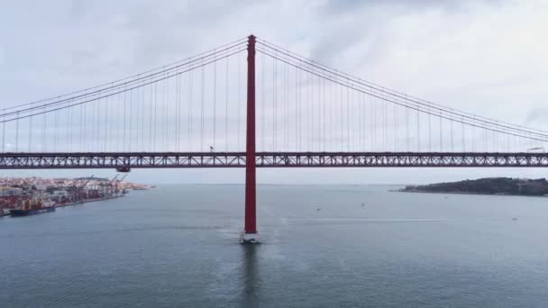 Lissabon sightseeing från ovan - berömda 25 april Bridge — Stockvideo