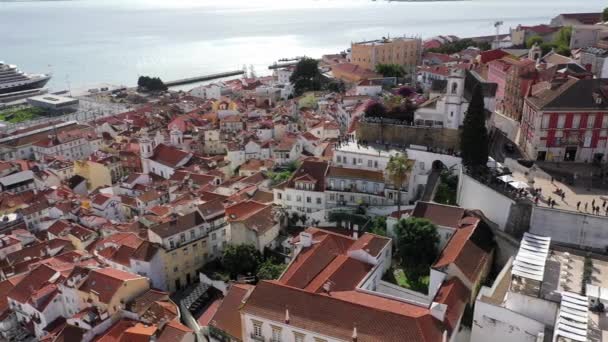 Uitzicht vanuit de lucht op de historische wijk Alfama in Lissabon — Stockvideo