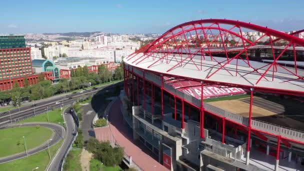 Penerbangan udara di sepanjang stadion sepak bola Benfica Lisbon yang disebut Estadio da Luz - CITY OF LISBON, PORTUGAL - NOVEMBER 5, 2019 — Stok Video