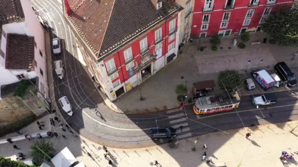 Samochody tramwajowe w Lizbonie z góry — Wideo stockowe