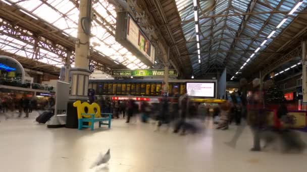 Timelapse dei passeggeri in una stazione ferroviaria - LONDRA, INGHILTERRA - 10 DICEMBRE 2019 — Video Stock