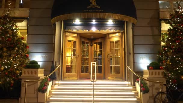 伦敦丽兹大酒店入口-伦敦，英国- 2019年12月11日 — 图库视频影像
