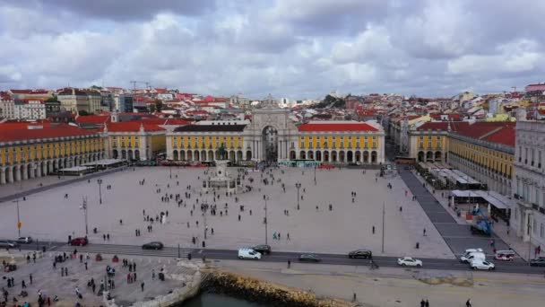 Vista aerea su Piazza del Commercio a Lisbona chiamata Praca do Comercio - la piazza centrale del mercato — Video Stock