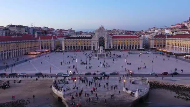 Lizbon 'daki ticaret meydanının adı Praca do Comercio - akşamları merkez pazar meydanı - hava manzarası — Stok video
