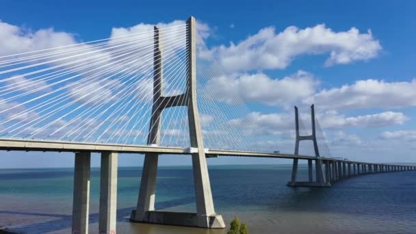 Знаменитый мост Васко да Гама через реку Тежу в Лиссабоне сверху — стоковое видео