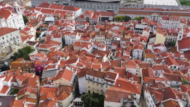 Над крышами Лиссабона на холме Алфама - город Лисбон, Португал - 5 ноября 2019 года — стоковое видео