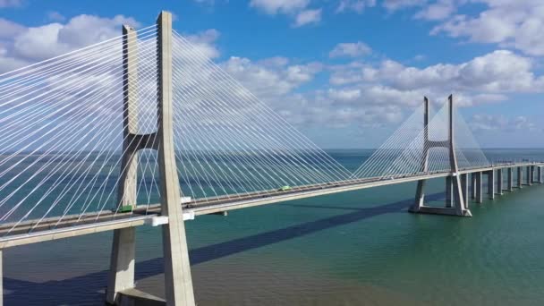 Působivá architektura mostu Vasco da Gama v Lisabonu — Stock video