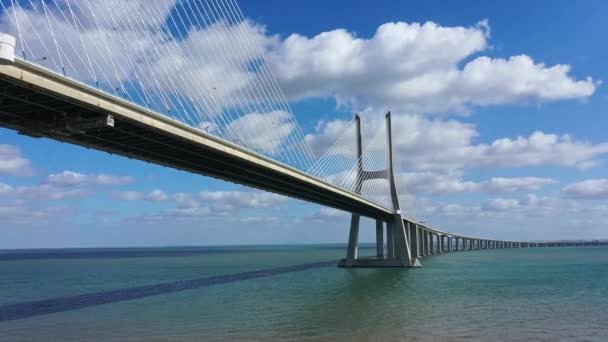 Pemandangan udara di atas Jembatan Vasco Da Gama di Lisbon — Stok Video