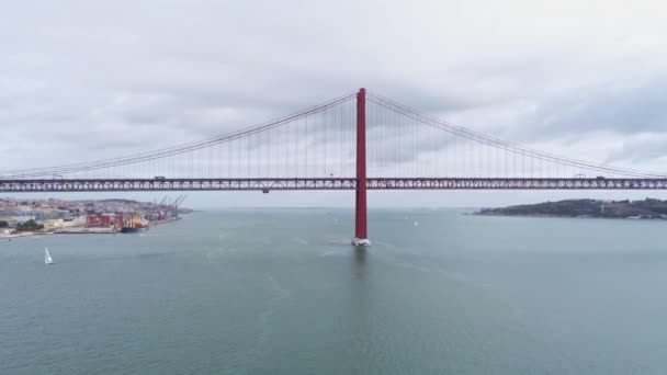 Flygfoto över berömda 25:e april bron vid floden Tejo i Lissabon — Stockvideo