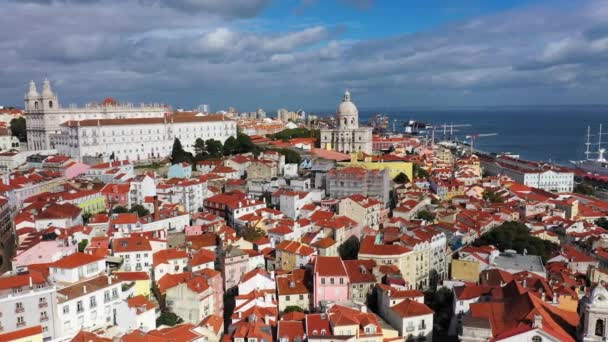 Over de daken van Lissabon op de Alfama heuvel — Stockvideo