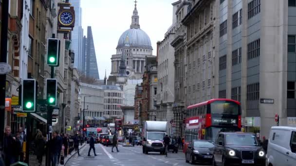 City of London street view with saaint pauls cathedral - London, England - december 11, 2019 — Stockvideo