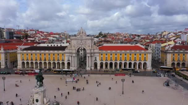 Puerta de Augusta y Plaza del Comercio en Lisboa desde arriba - Praca do Comercio Lisboa — Vídeos de Stock