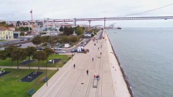 The riverwalk promenade at Tejo River in Lisbon — Stock Video