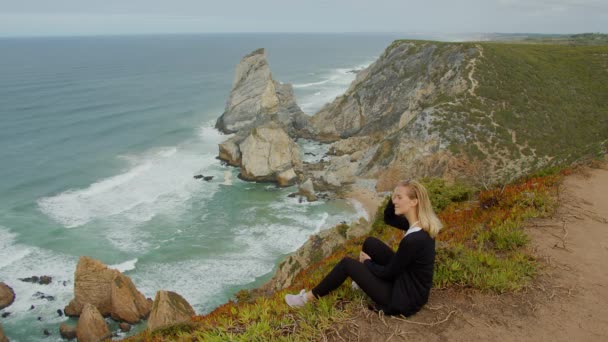 Cabo da Roca Sintra自然公园的年轻女子 — 图库视频影像