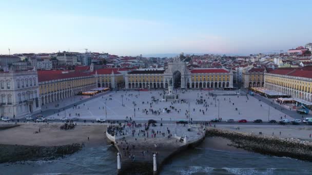 Commerce Square v Lisabonu s názvem Praca do Comercio - centrální trh náměstí ve večerních hodinách - letecký pohled — Stock video