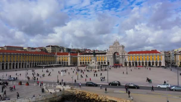 Plaza del Comercio Lisboa llamada Praca do Comercio desde arriba - la plaza central de la ciudad — Vídeos de Stock