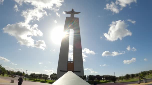 Kristus staty på kullen i Lissabon Almada som heter Cristo Rei — Stockvideo