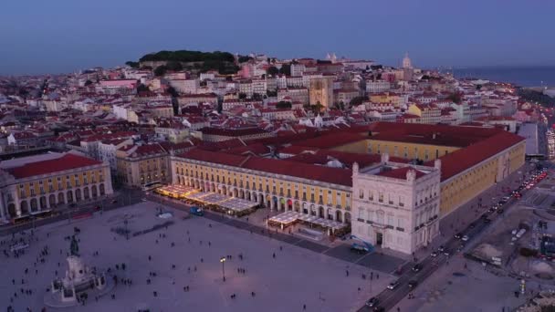 Wieczorny widok na centralny plac Lizbony - słynne Praca do Comercio — Wideo stockowe