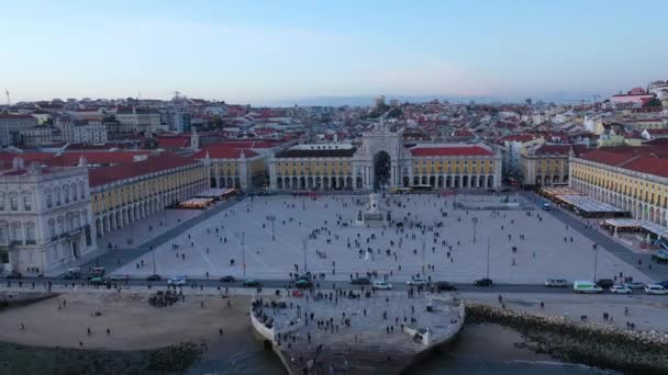 Vista nocturna de la plaza central de Lisboa - la famosa Praca do Comercio — Vídeos de Stock