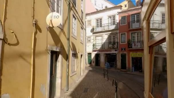 De beroemde historische tram in de stad Lissabon - Lissabon. Portugal - 8 november 2019 — Stockvideo