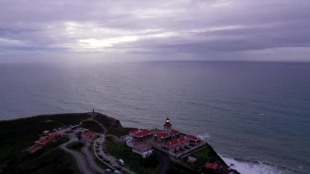 ポルトガルのロカ岬の灯台はカボ・ダ・ロカと呼ばれています-航空ビュー — ストック動画