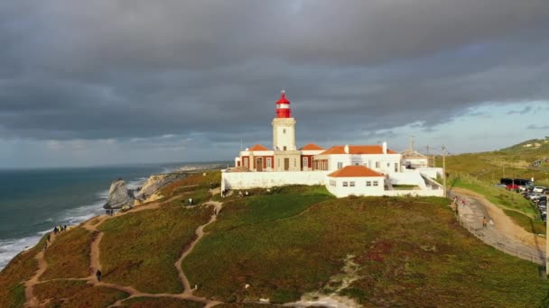 Der Leuchtturm von cape roca in portugal cabo da roca - luftbild — Stockvideo