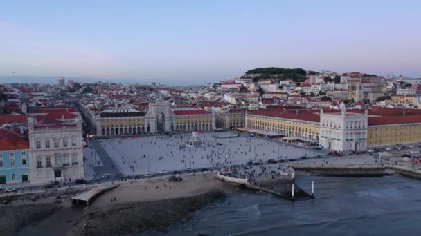 Commerce Square v Lisabonu s názvem Praca do Comercio - centrální trh náměstí ve večerních hodinách - letecký pohled — Stock video
