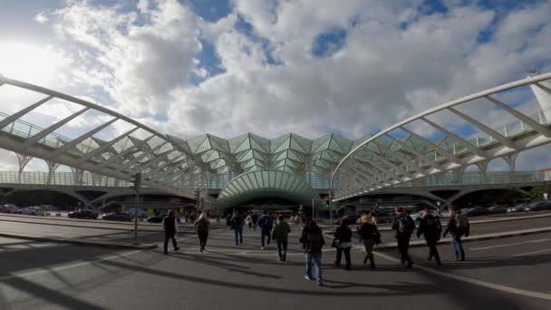 Célèbre gare Oriente à Lisbonne - VILLE DE LISBONNE, PORTUGAL - 5 NOVEMBRE 2019 — Video